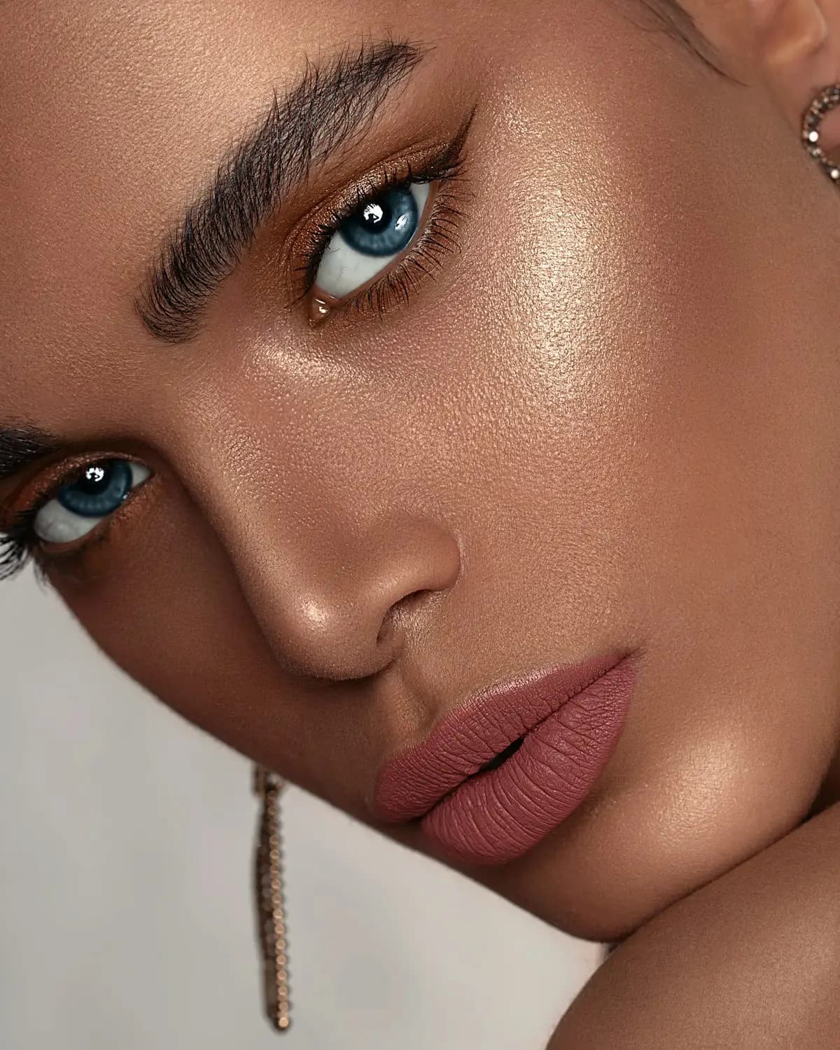 Roter Lippenstift, goldene Creolen