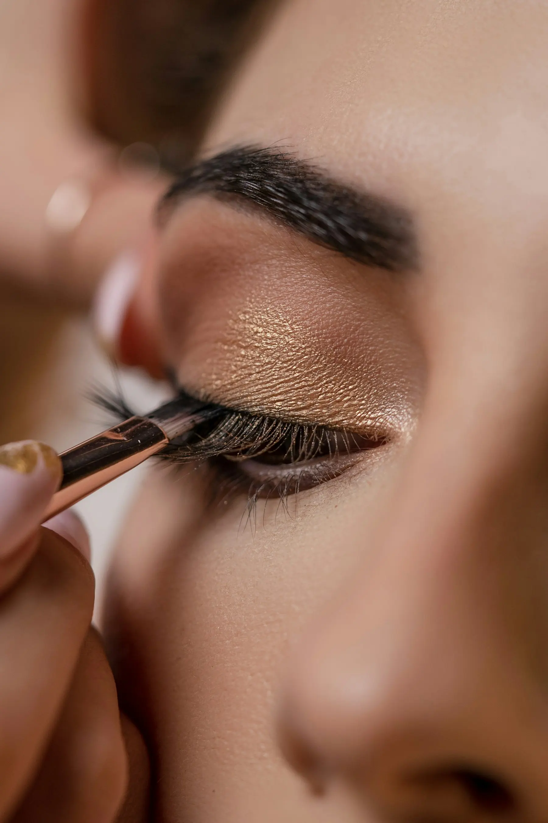 Make-up wird aufgetragen